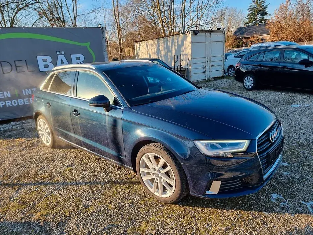 Gebraucht Audi A3 Sport 131 PS (96 kW) 2019 Blau Limousine