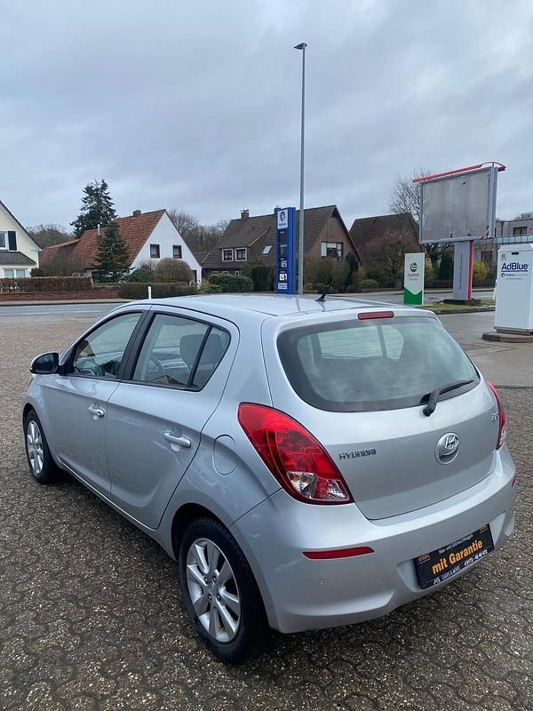 Gebraucht Hyundai i20 85 PS (62 kW) 2012 Grau Kleinwagen
