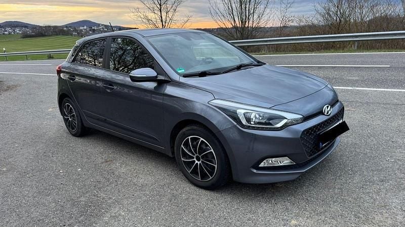 Gebraucht Hyundai i20 Active 84 PS (61 kW) 2017 Grau Kleinwagen