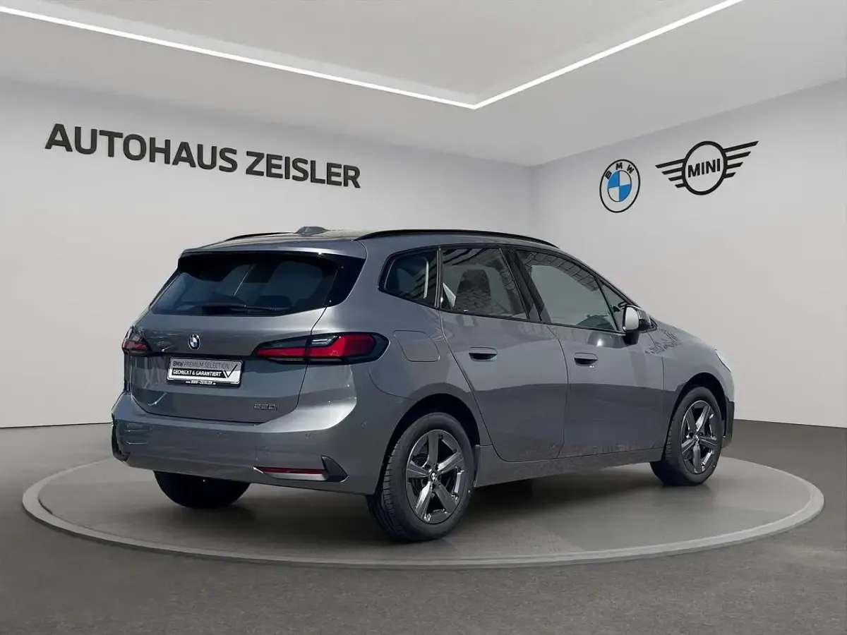Gebraucht BMW 220 Active Tourer Luxury Line 156 PS (114 kW) 2025 Skyscraper grau Van / Kleinbus
