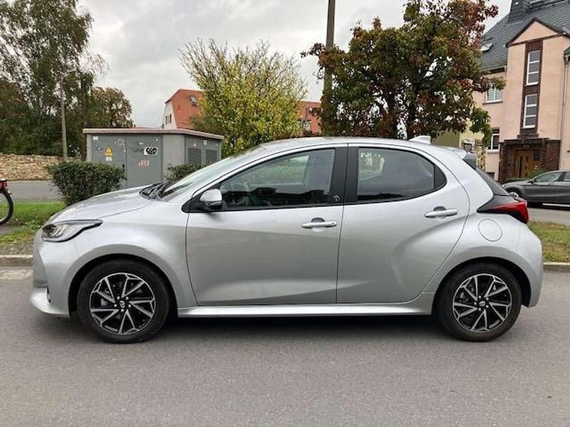 Silber Gebraucht 2023 Toyota Yaris Hybrid Team Limousine | 18.500 € (Guter Preis) - Bild 1/4