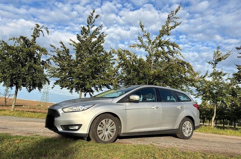 Silber Gebraucht 2015 Ford Focus Trend Kombi | 7.200 € (Fairer Preis) - Bild 1/4