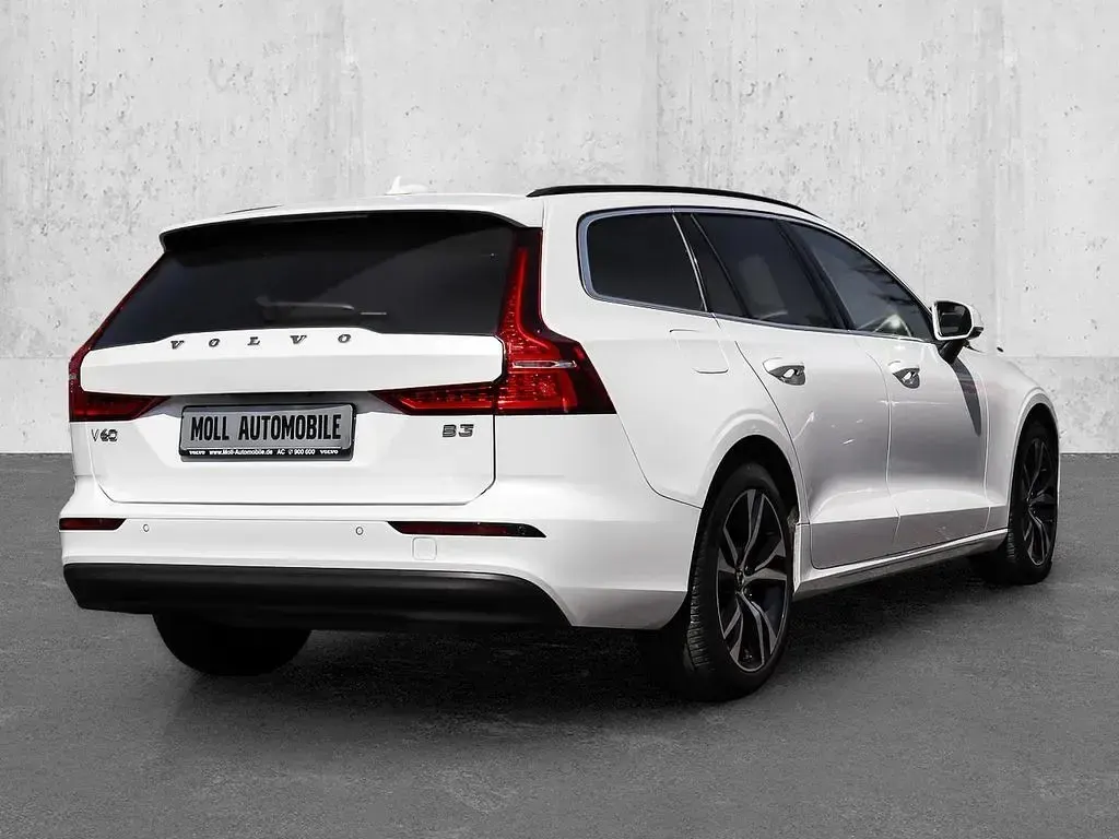 Gebraucht Volvo V60 Core 163 PS (119 kW) 2024 Crystal white Kombi