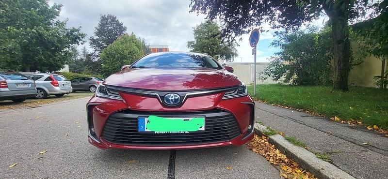 Rot Gebraucht 2019 Toyota Corolla Hybrid Limousine | 17.900 € (Fairer Preis) - Bild 1/4