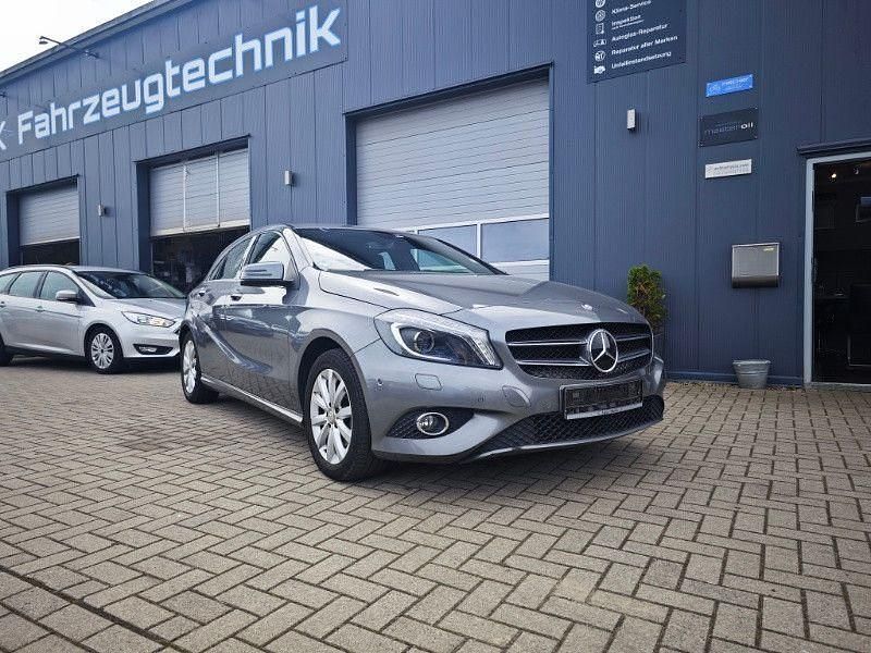 Grau Gebraucht 2015 Mercedes A200 Limousine | 10.490 € (Guter Preis) - Bild 1/4
