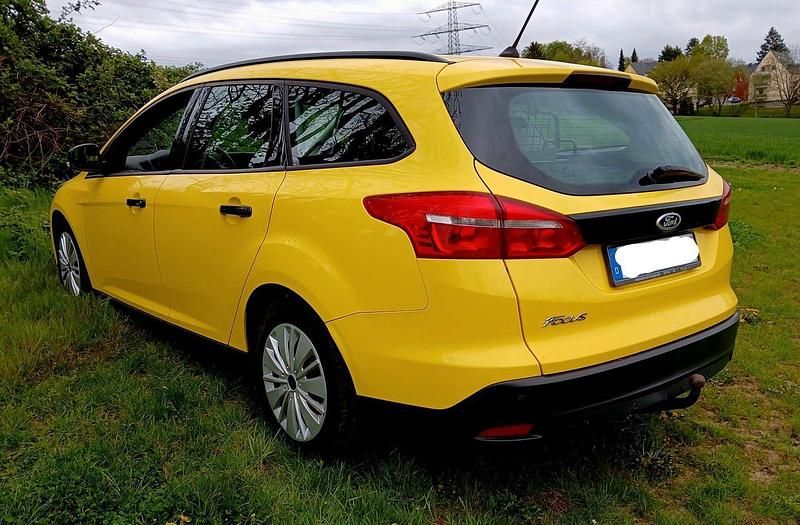 Gebraucht Ford Focus 120 PS (88 kW) 2018 Gelb Kombi