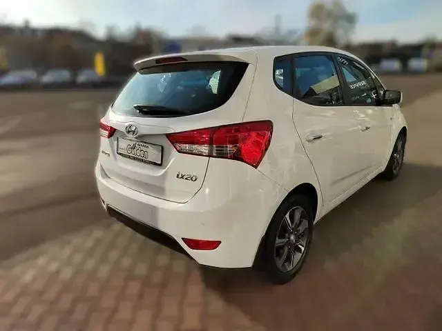 Gebraucht Hyundai ix20 Edition 128 PS (94 kW) 2015 Weiß Kleinwagen