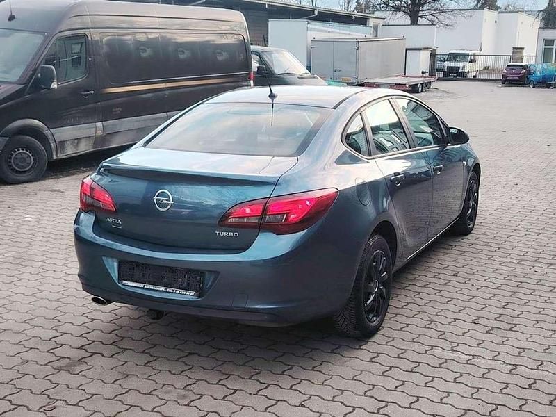 Gebraucht Opel Astra 140 PS (102 kW) 2013 Blau Limousine