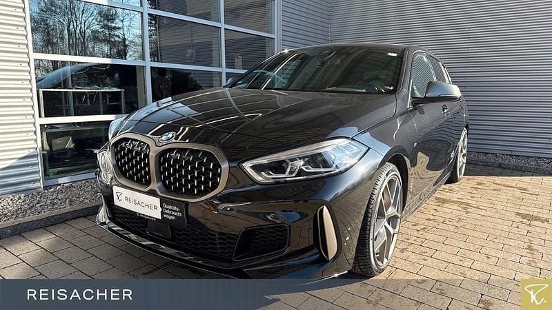 Saphirschwarz metallic Gebraucht 2023 BMW M135 Efficient Dynamics Kleinwagen | 33.490 € (Guter Preis) - Bild 1/4