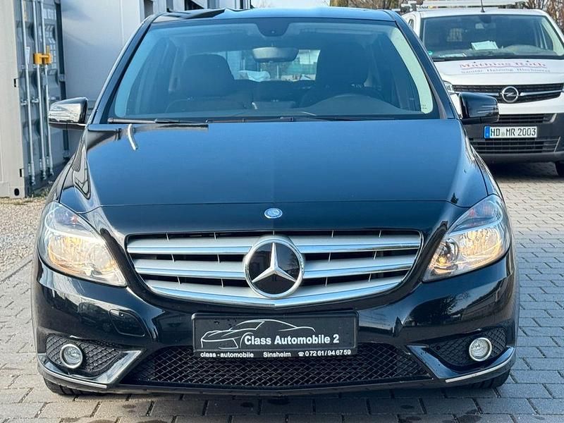 Gebraucht Mercedes B180 122 PS (89 kW) 2012 Schwarz Van / Kleinbus
