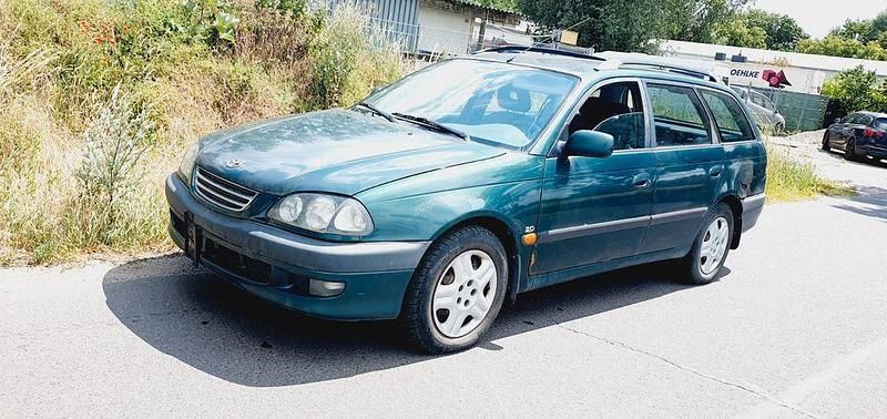 Grün Gebraucht 1999 Toyota Avensis Limousine | 1.600 € (Fairer Preis) - Bild 1/4