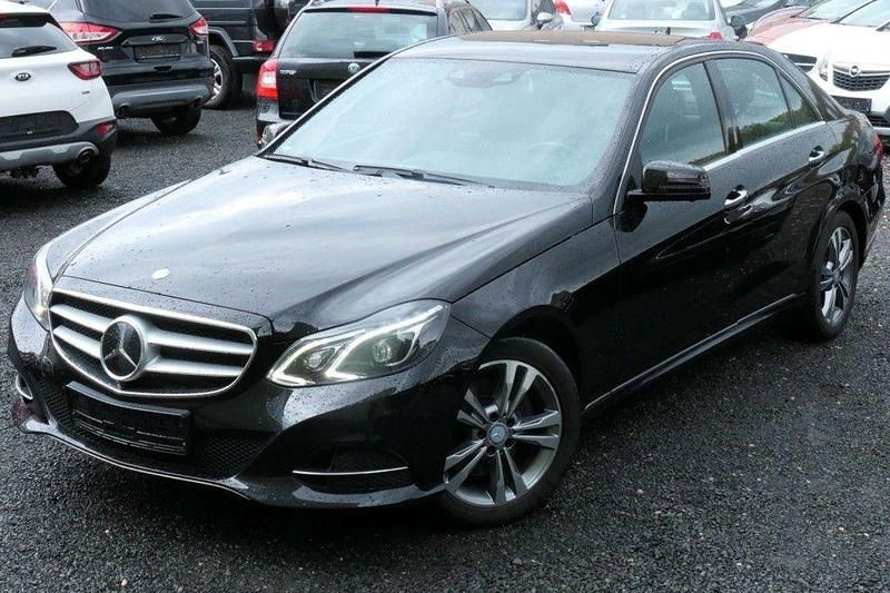 Schwarz Gebraucht 2015 Mercedes E300 Limousine | 17.900 € (Fairer Preis) - Bild 1/4