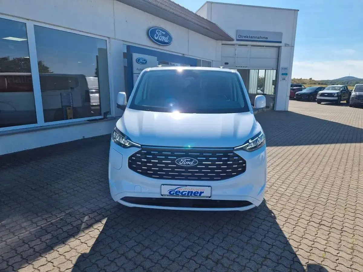 Neu Ford Tourneo Titanium 232 PS (170 kW) 2025 Weiß Van / Kleinbus