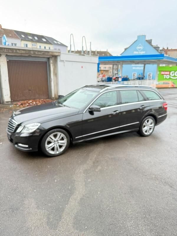 Gebraucht Mercedes E300 205 PS (150 kW) 2013 Schwarz Kombi