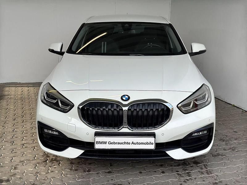 Weiß Gebraucht 2022 BMW 118 Sport Line Kleinwagen | 24.398 € (Fairer Preis) - Bild 1/4