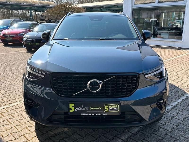 Neu Volvo XC40 Plus 163 PS (119 kW) 2025 Schwarz SUV