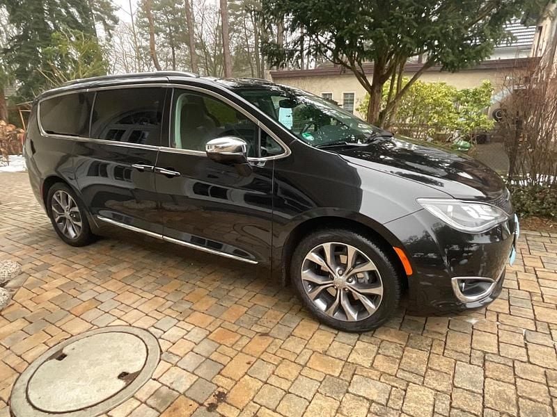 Schwarz Gebraucht 2017 Chrysler Pacifica Limited Van / Kleinbus | 32.900 € (Teuer) - Bild 1/4