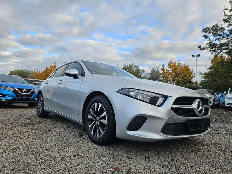 Silber Gebraucht 2022 Mercedes A180 Limousine | 18.300 € (Guter Preis) - Bild 1/4