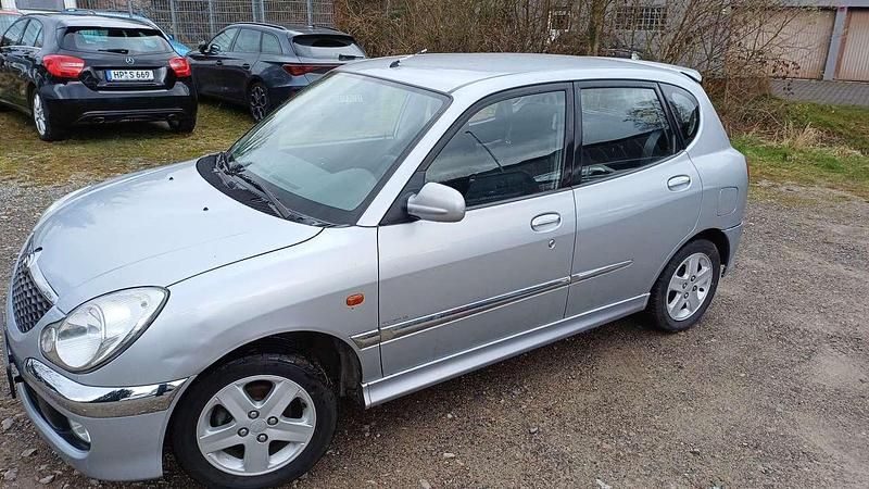 Gebraucht Daihatsu Sirion Plus 58 PS (42 kW) 2004 Silber Kleinwagen