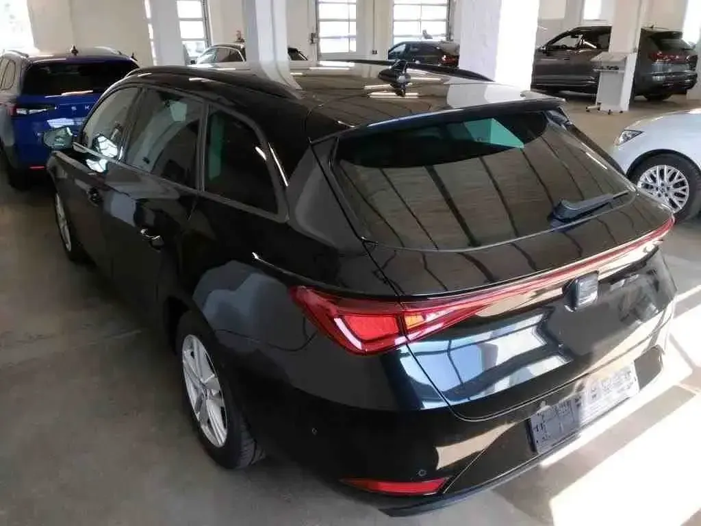 Używany Seat Leon 110 KM (80 kW) 2023 Szary Sedan/Limuzyna