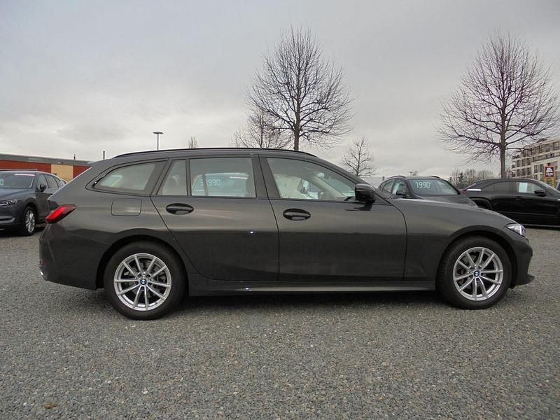 Gebraucht BMW 320 190 PS (139 kW) 2024 Grau Kombi