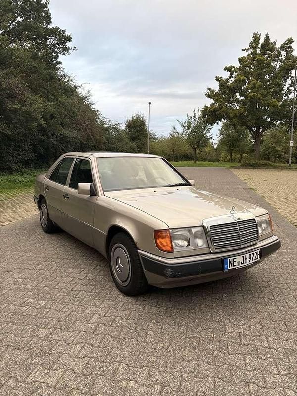 Gold Gebraucht 1992 Mercedes E230 Limousine | 5.650 € - Bild 1/4