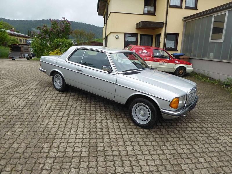 Silber Gebraucht 1983 Mercedes 230 Coupé | 16.500 € - Bild 1/4