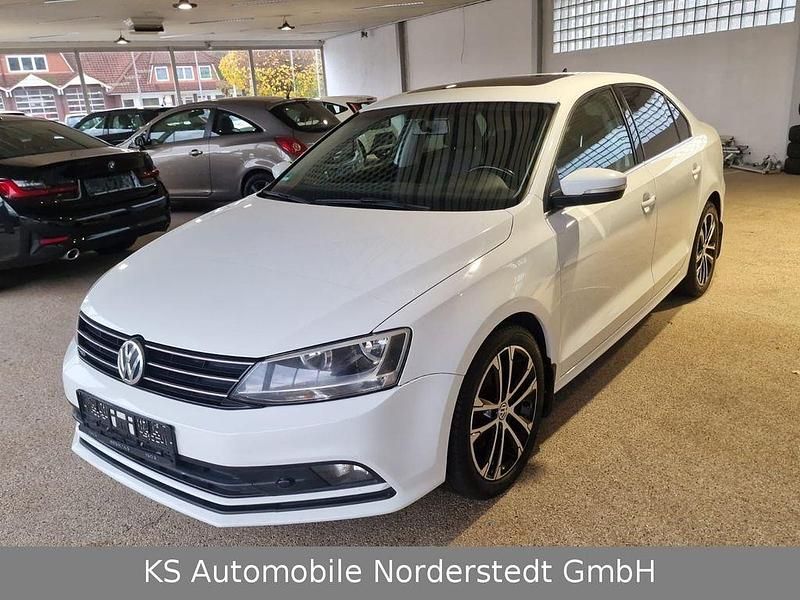 Weiß Gebraucht 2015 VW Jetta Limousine | 8.200 € (Fairer Preis) - Bild 1/4