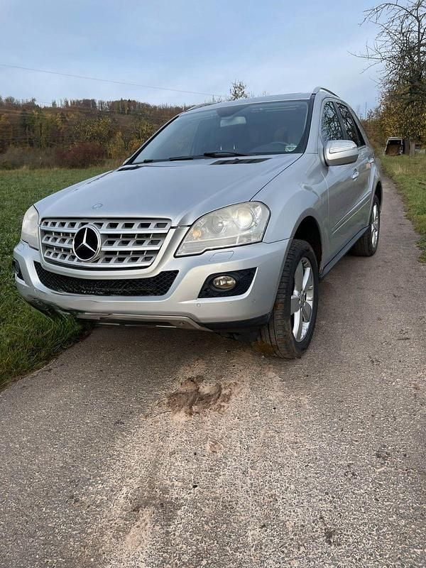 Silber Gebraucht 2010 Mercedes ML350 Edition SUV | 8.499 € (Fairer Preis) - Bild 1/4