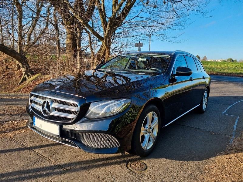 Schwarz Gebraucht 2016 Mercedes E220 Avantgarde Kombi | 16.999 € (Fairer Preis) - Bild 1/4