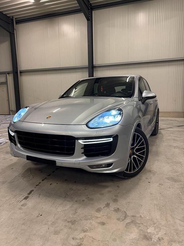 Grau Gebraucht 2016 Porsche Cayenne GTS SUV | 39.900 € (Fairer Preis) - Bild 1/4