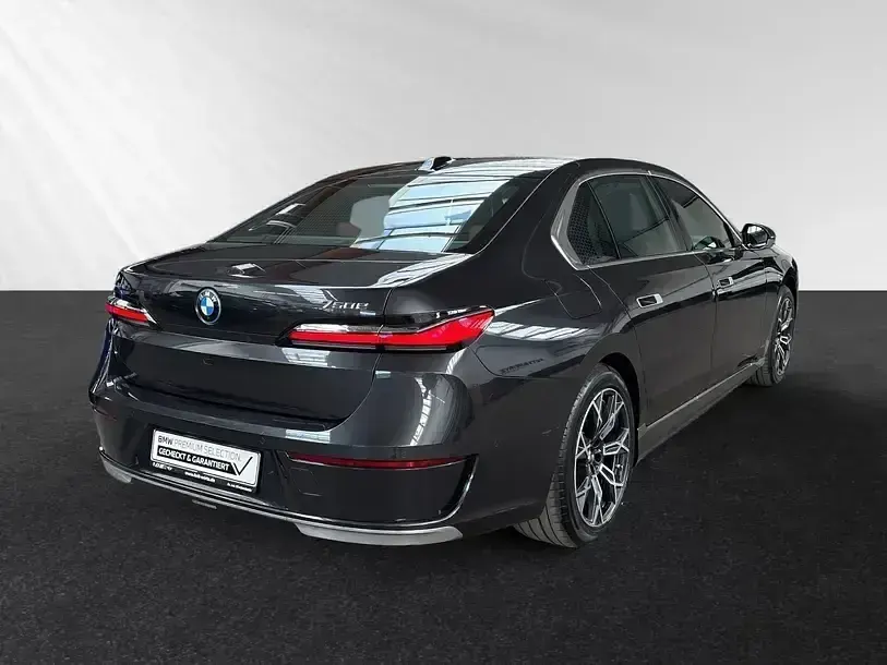 Gebraucht BMW 750e Sport Line 489 PS (359 kW) 2025 Sophistograu brillanteffekt metallic Limousine