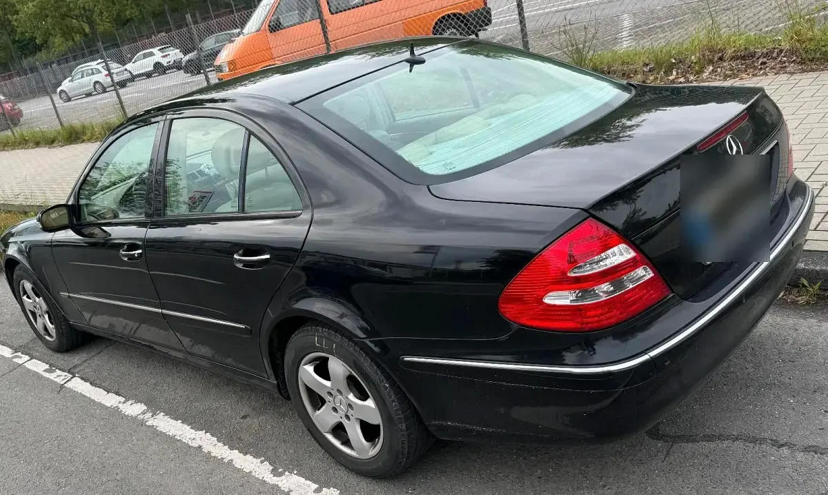 Używany Mercedes E280 190 KM (139 kW) 2005 Czarny Sedan/Limuzyna