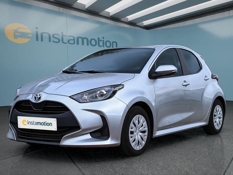 Silber Gebraucht 2023 Toyota Yaris Hybrid Kleinwagen | 19.399 € (Fairer Preis) - Bild 1/4