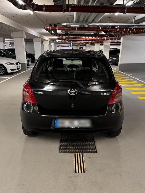 Schwarz Gebraucht 2009 Toyota Yaris Kleinwagen | 3.290 € (Fairer Preis) - Bild 1/4