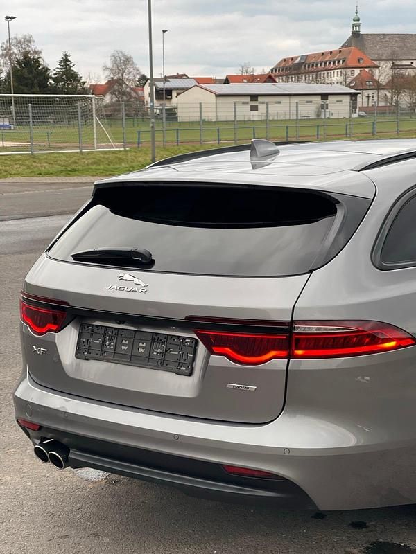 Gebraucht Jaguar XF Sportbrake Chequered Flag 179 PS (131 kW) 2019 Grau Kombi