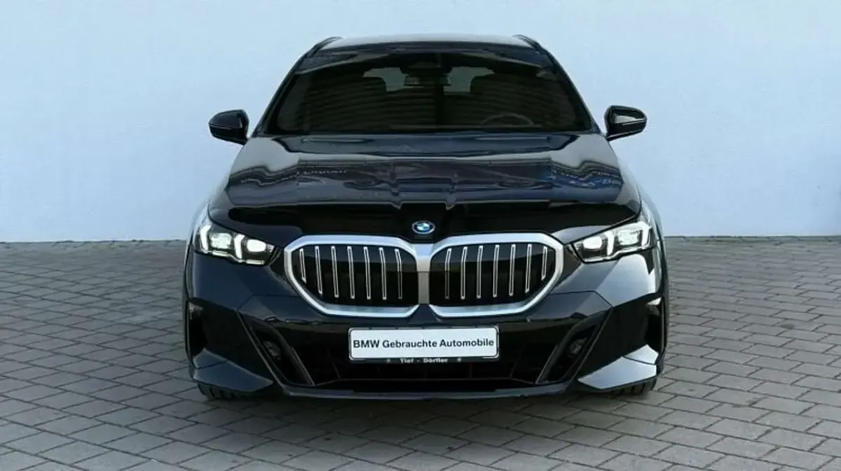 Gebraucht BMW 550e M Sport 313 PS (230 kW) 2025 Saphrischwarz met. Kombi