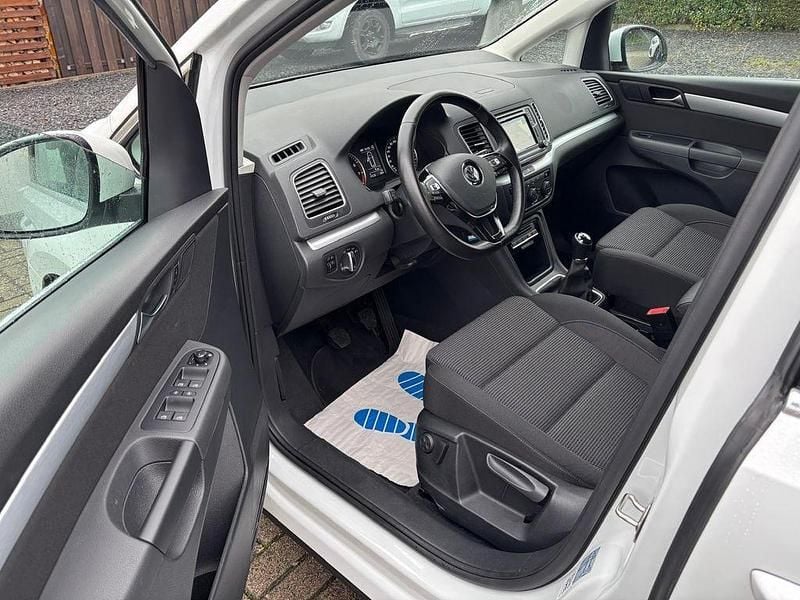 Gebraucht VW Sharan Comfortline 150 PS (110 kW) 2019 Pure white Van / Kleinbus