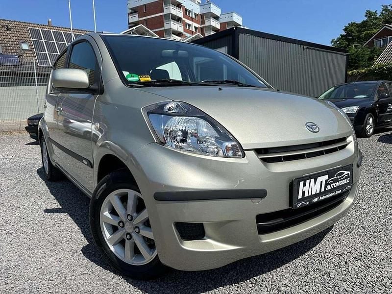 Gelb Gebraucht 2010 Daihatsu Sirion Kleinwagen | 5.999 € - Bild 1/4