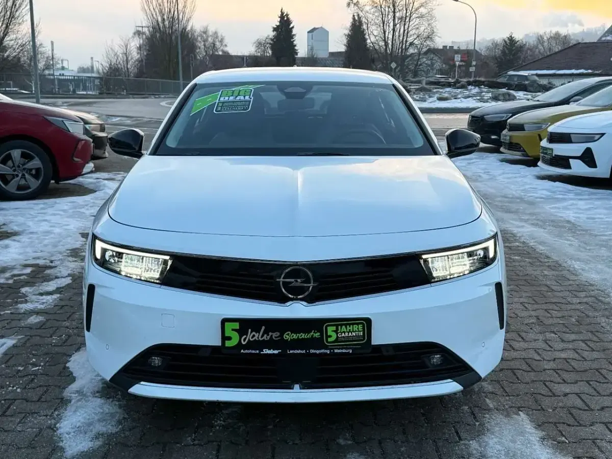 Usado Opel Astra Edition 110 HP (80 kW) 2023 Branco Sedan