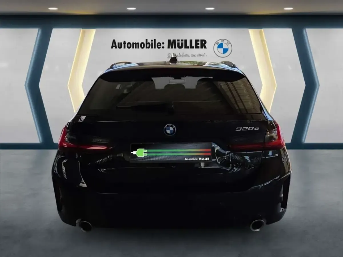 Gebraucht BMW 320 M Sport 163 PS (119 kW) 2023 Black sapphire metallic Kombi