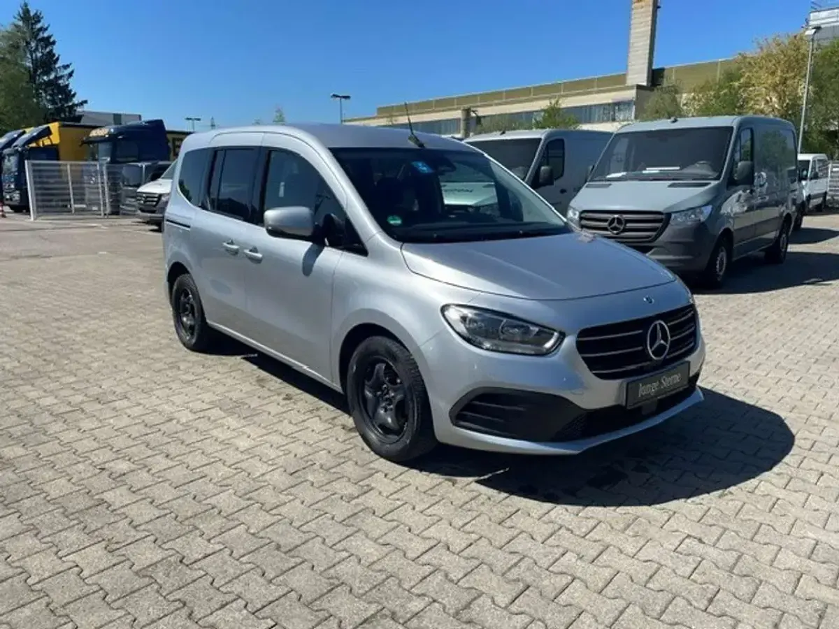 Gebraucht Mercedes T180 Style 116 PS (85 kW) 2024 Helvinsilber metallic Van / Kleinbus
