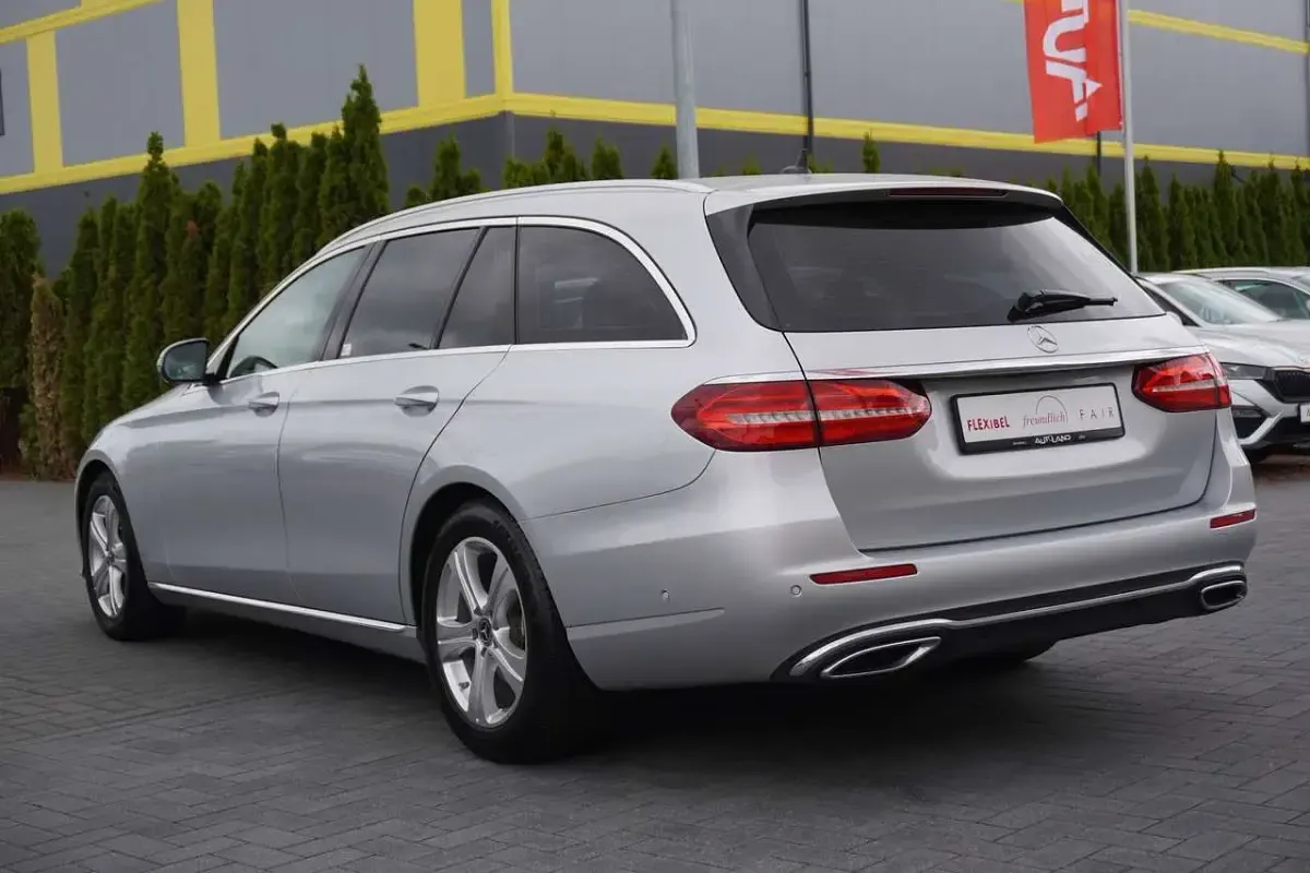 Gebraucht Mercedes E220 Avantgarde 194 PS (142 kW) 2018 Grau Kombi