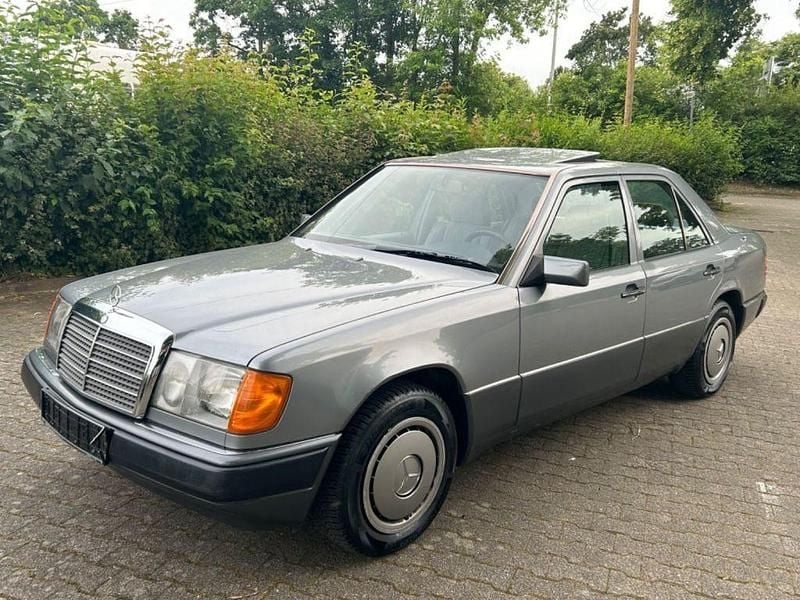 Gebraucht Mercedes E200 118 PS (86 kW) 1989 Grau Limousine
