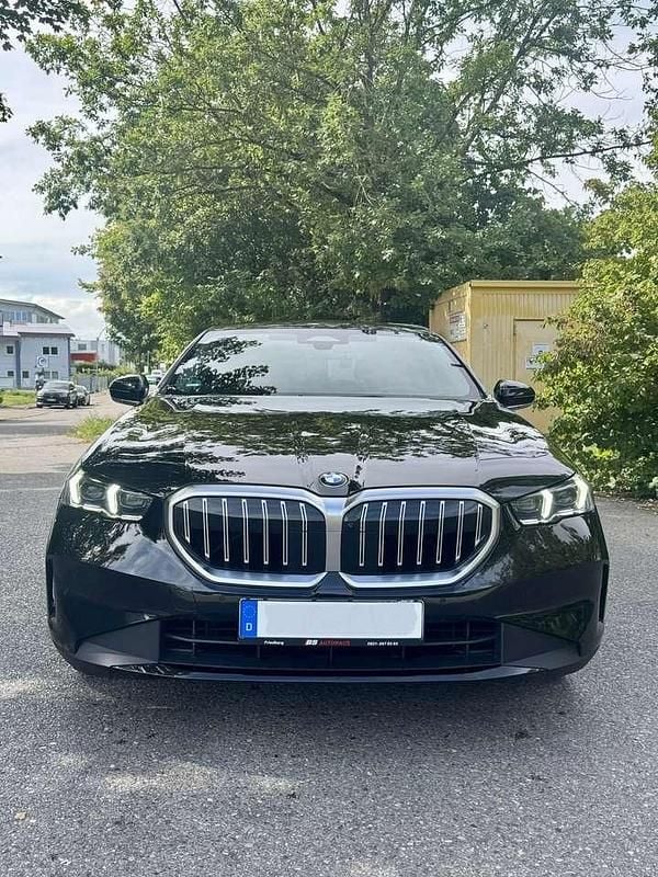 Gebraucht 2024 BMW 520 Limousine | 47.199 € (Fairer Preis) - Bild 1/4
