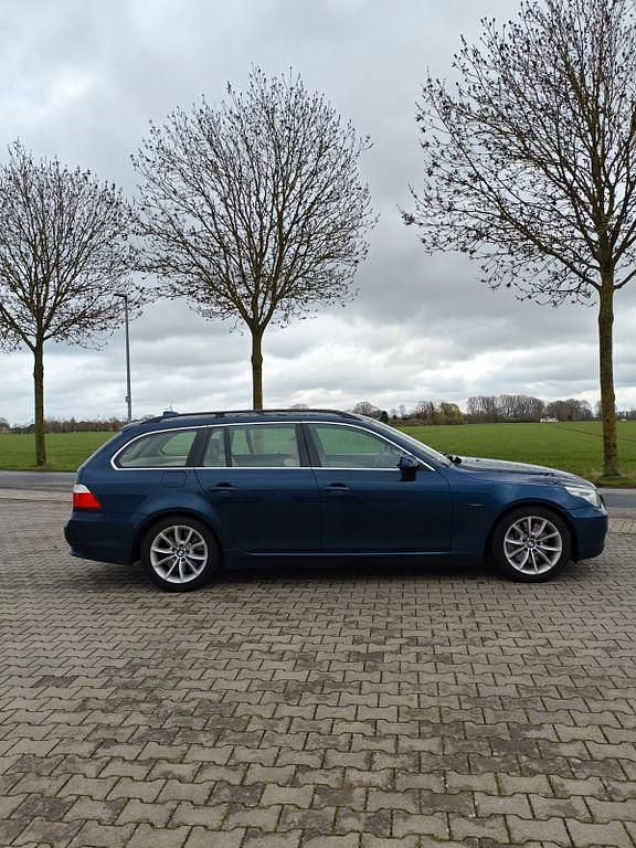Gebraucht BMW 550 367 PS (269 kW) 2009 Blau Kombi