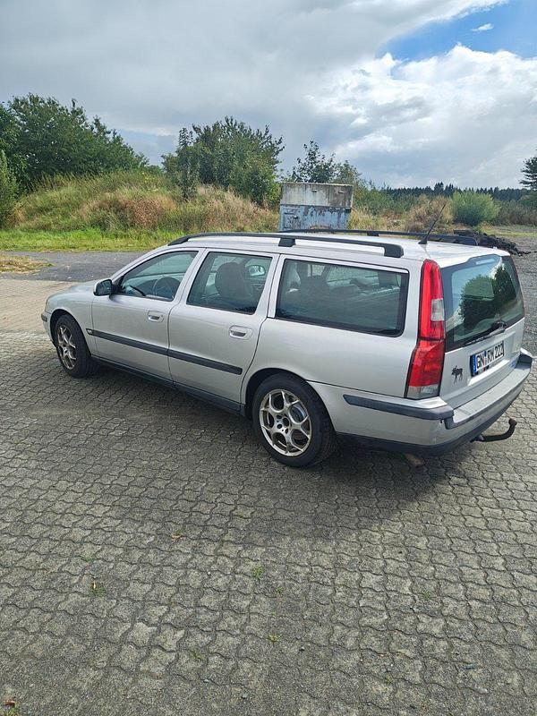 Silber Gebraucht 2001 Volvo V70 Kombi | 1.100 € (Etwas zu teuer) - Bild 1/4