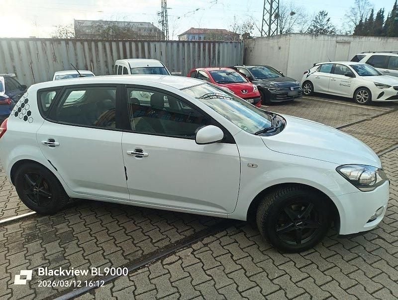 Gebraucht Kia Ceed 105 PS (77 kW) 2012 Weiß Kleinwagen