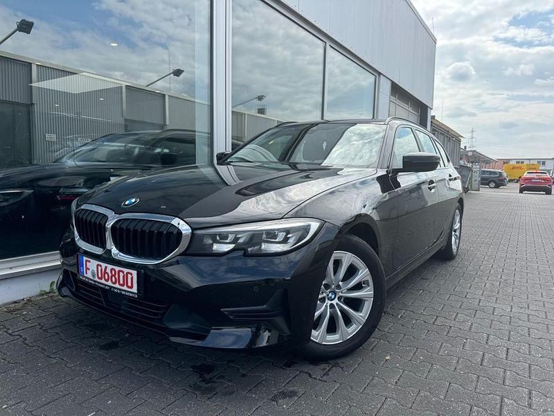 Schwarz Gebraucht 2020 BMW 320 Advantage Kombi | 15.999 € (Fairer Preis) - Bild 1/4