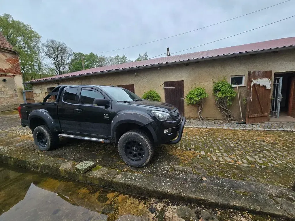 Second-hand Isuzu D-Max 163 CP (119 kW) 2015 Negru SUV